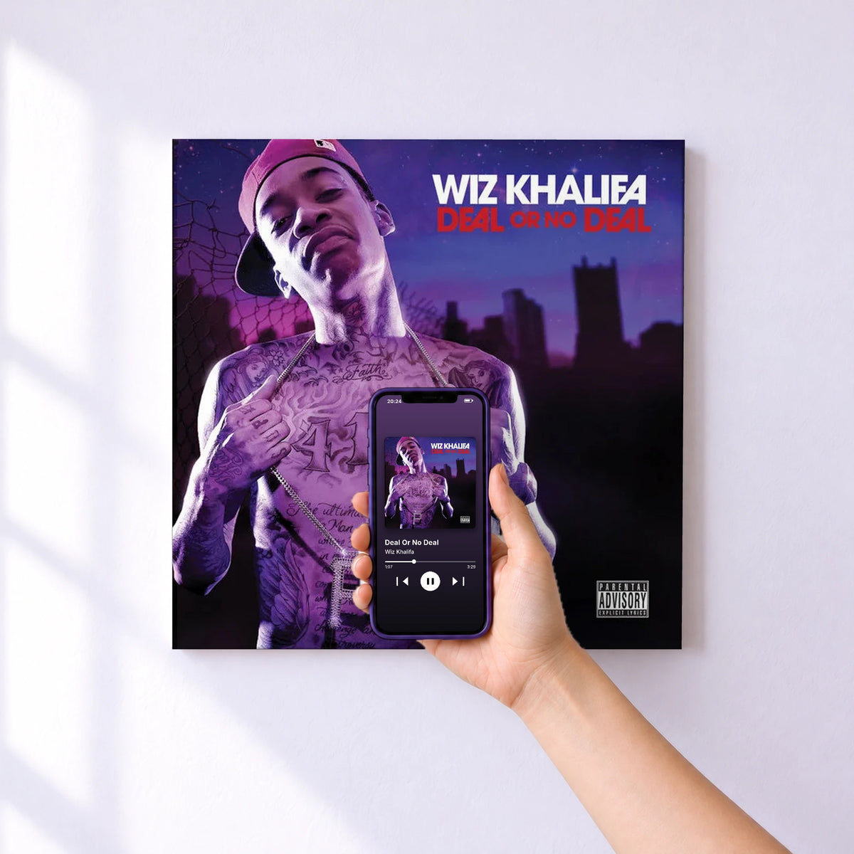 Affiche connectée Deal Or No Deal de Wiz Khalifa au mur : l'album se lance en approchant le téléphone