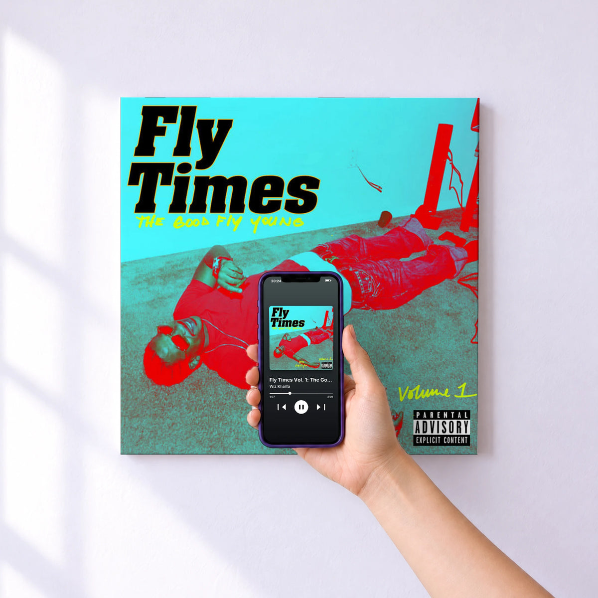 Affiche connectée Fly Times Vol. 1: The Good Fly Young de Wiz Khalifa au mur : l'album se lance en approchant le téléphone