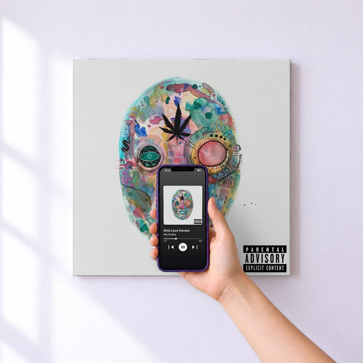 Affiche connectée Girls Love Horses de Wiz Khalifa au mur : l'album se lance en approchant le téléphone