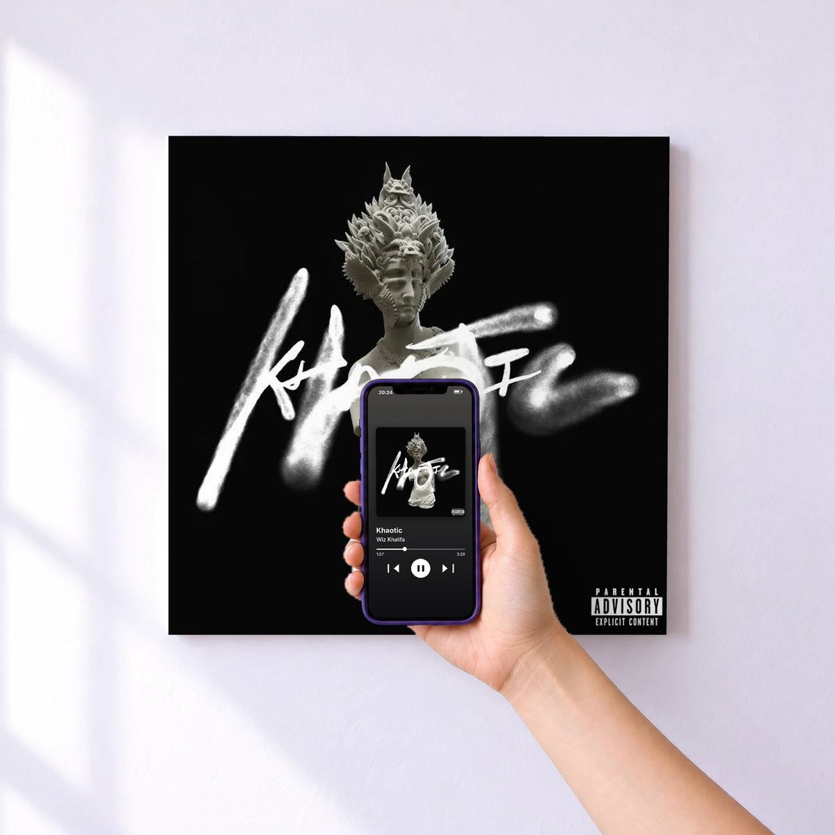 Affiche connectée Khaotic de Wiz Khalifa au mur : l'album se lance en approchant le téléphone