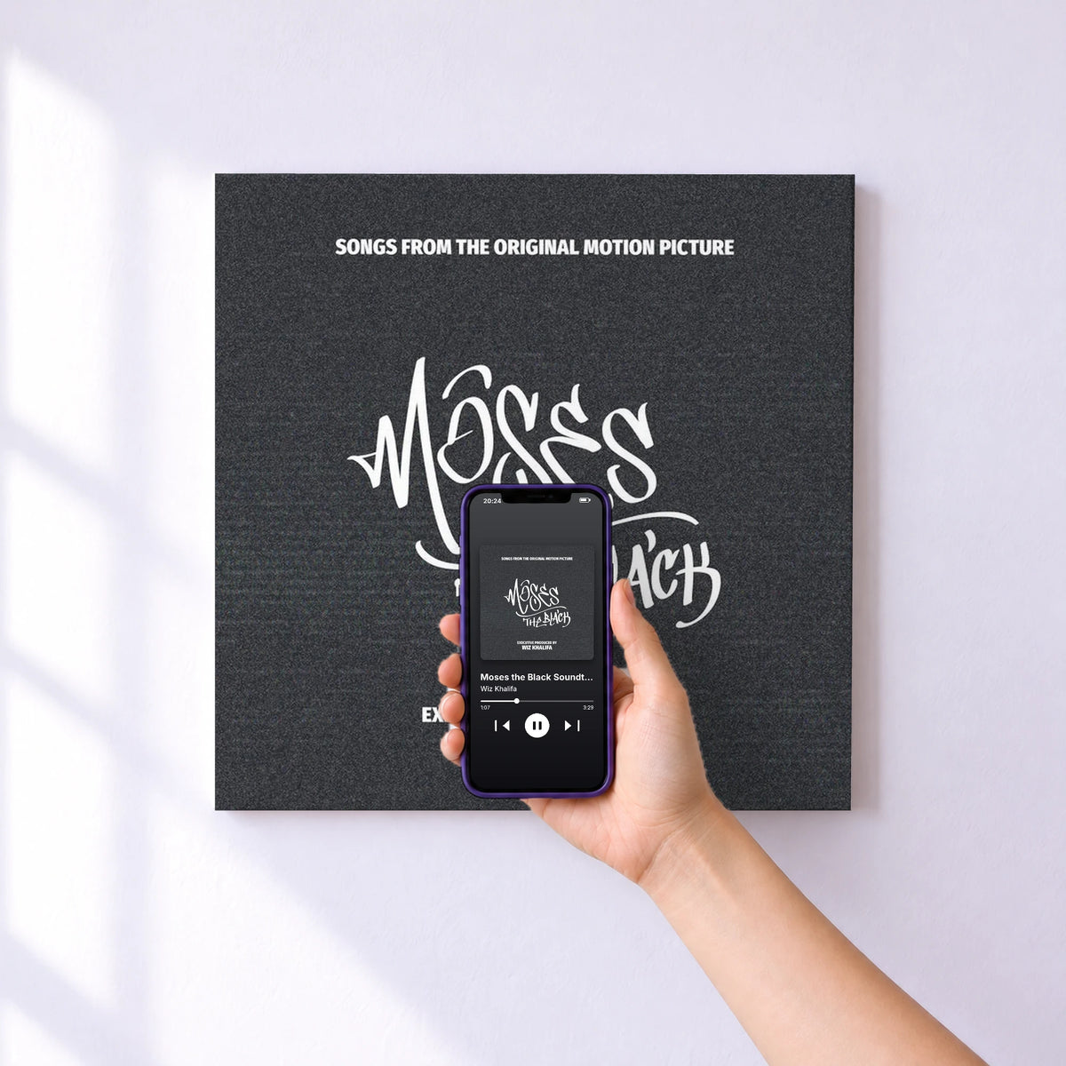 Affiche connectée Moses the Black Soundtrack de Wiz Khalifa au mur : l'album se lance en approchant le téléphone