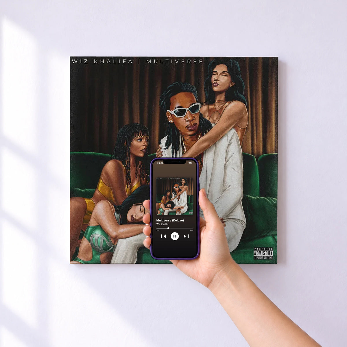 Affiche connectée Multiverse (Deluxe) de Wiz Khalifa au mur : l'album se lance en approchant le téléphone