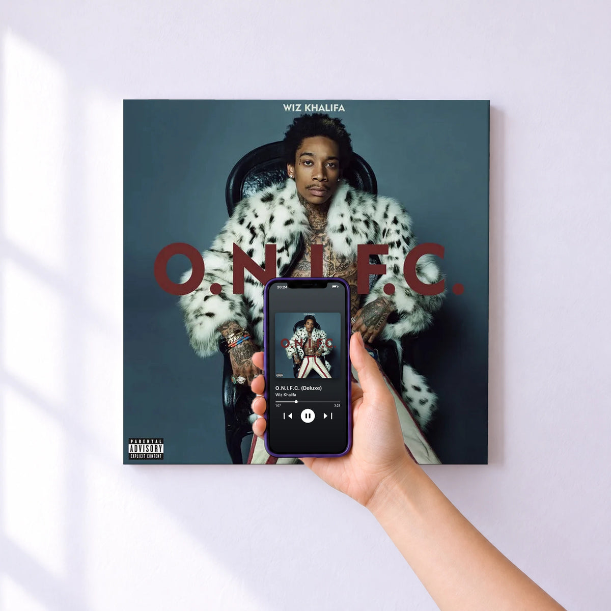 Affiche connectée O.N.I.F.C. (Deluxe) de Wiz Khalifa au mur : l'album se lance en approchant le téléphone