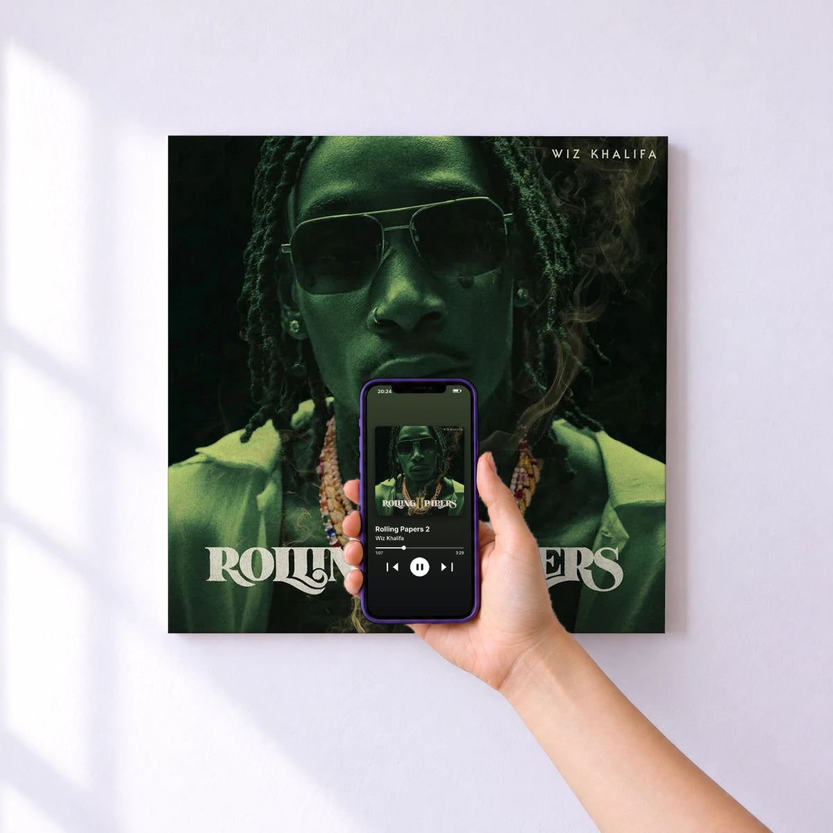 Affiche connectée Rolling Papers 2 de Wiz Khalifa au mur : l'album se lance en approchant le téléphone