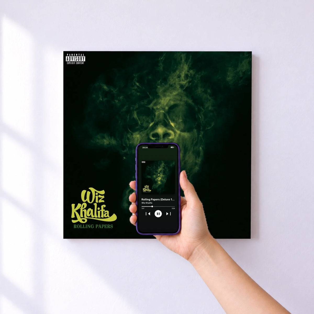 Affiche connectée Rolling Papers (Deluxe 10 Year Anniversary Edition) de Wiz Khalifa au mur : l'album se lance en approchant le téléphone
