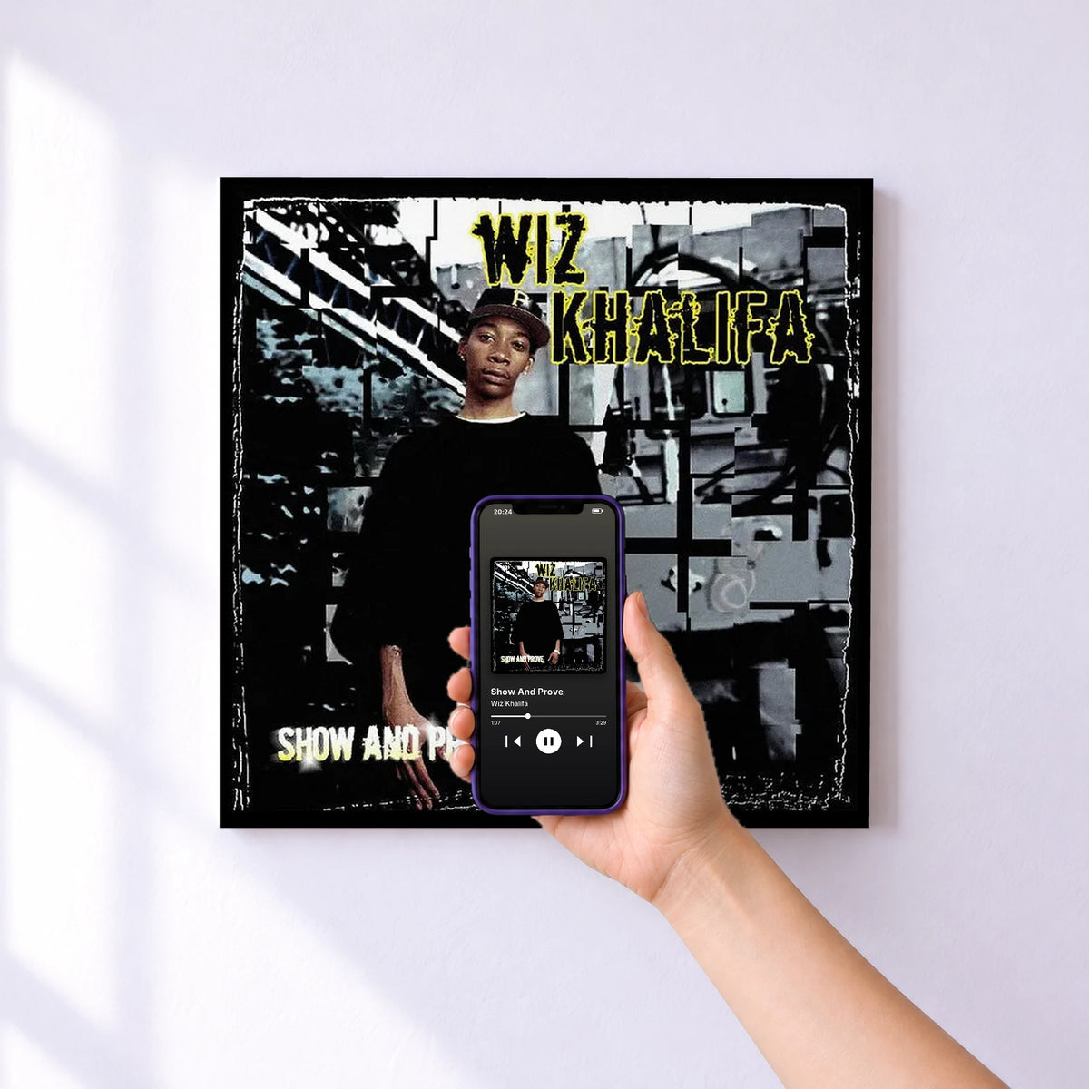 Affiche connectée Show And Prove de Wiz Khalifa au mur : l'album se lance en approchant le téléphone