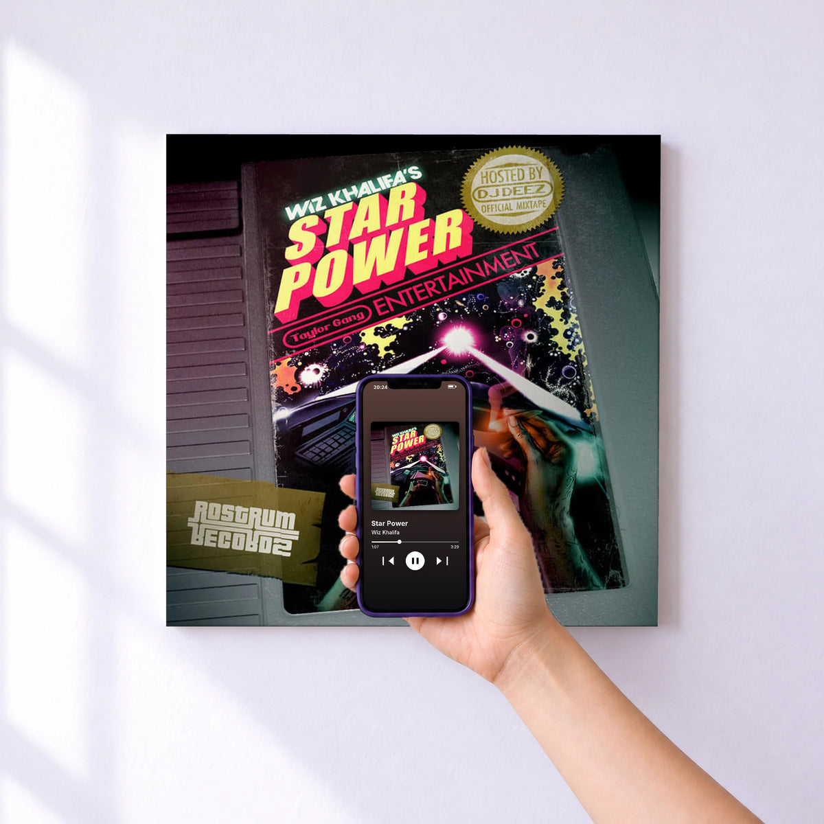 Affiche connectée Star Power de Wiz Khalifa au mur : l'album se lance en approchant le téléphone