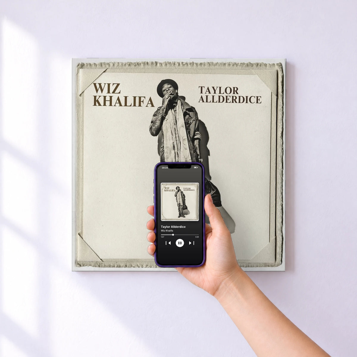 Affiche connectée Taylor Allderdice de Wiz Khalifa au mur : l'album se lance en approchant le téléphone