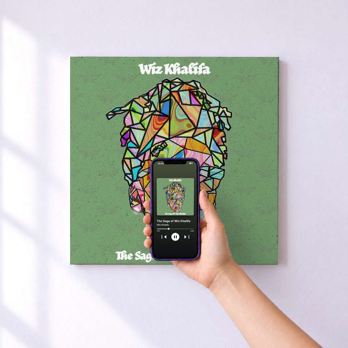 Affiche connectée The Saga of Wiz Khalifa de Wiz Khalifa au mur : l'album se lance en approchant le téléphone