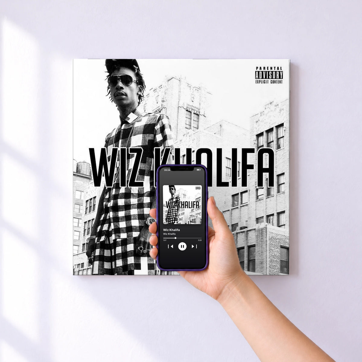 Affiche connectée Wiz Khalifa de Wiz Khalifa au mur : l'album se lance en approchant le téléphone