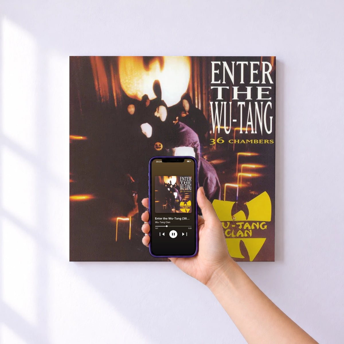 Affiche connectée Enter the Wu-Tang (36 Chambers) de Wu-Tang Clan au mur : l'album se lance en approchant le téléphone