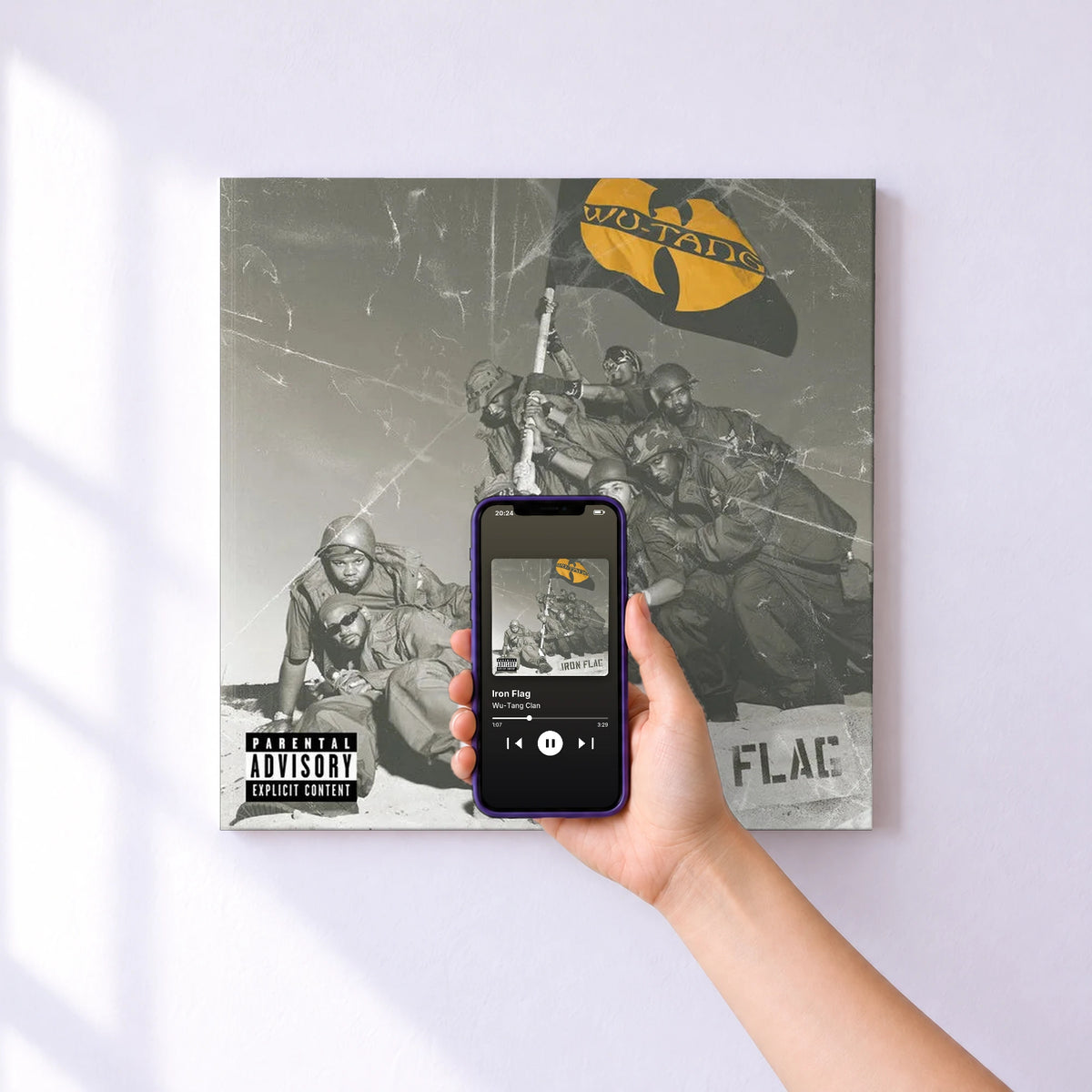 Affiche connectée Iron Flag de Wu-Tang Clan au mur : l'album se lance en approchant le téléphone