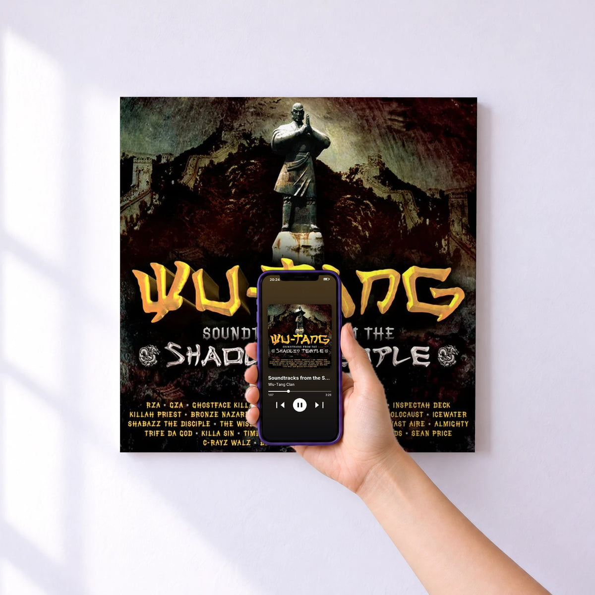 Affiche connectée Soundtracks from the Shaolin Temple de Wu-Tang Clan au mur : l'album se lance en approchant le téléphone