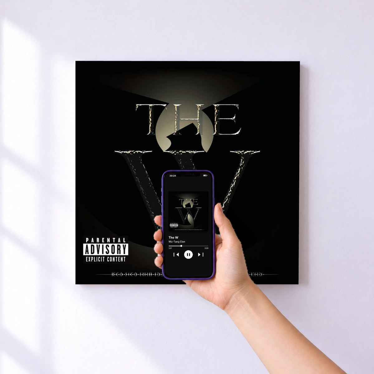 Affiche connectée The W de Wu-Tang Clan au mur : l'album se lance en approchant le téléphone