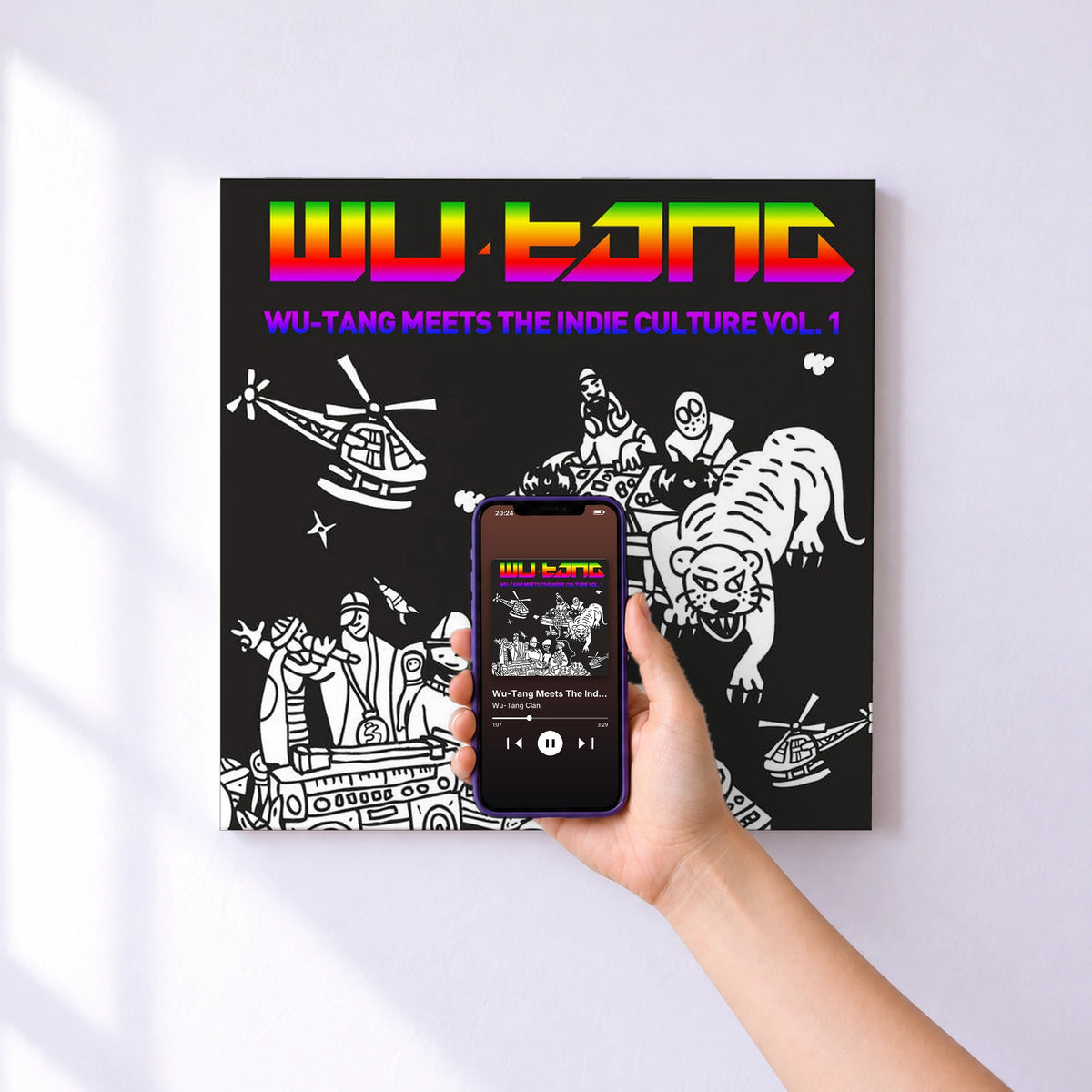 Affiche connectée Wu-Tang Meets The Indie Culture de Wu-Tang Clan au mur : l'album se lance en approchant le téléphone