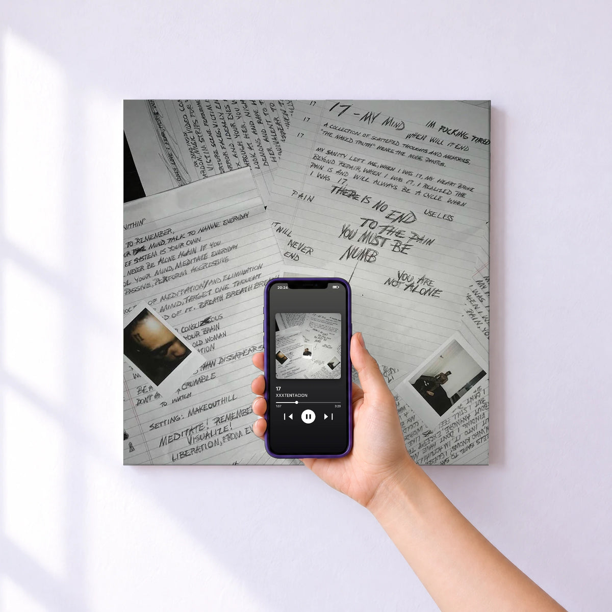 Affiche connectée 17 de XXXTENTACION au mur : l'album se lance en approchant le téléphone