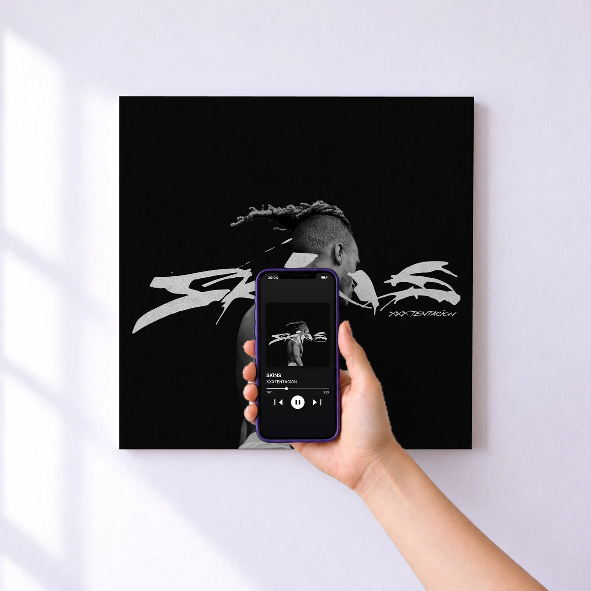 Affiche connectée SKINS de XXXTENTACION au mur : l'album se lance en approchant le téléphone
