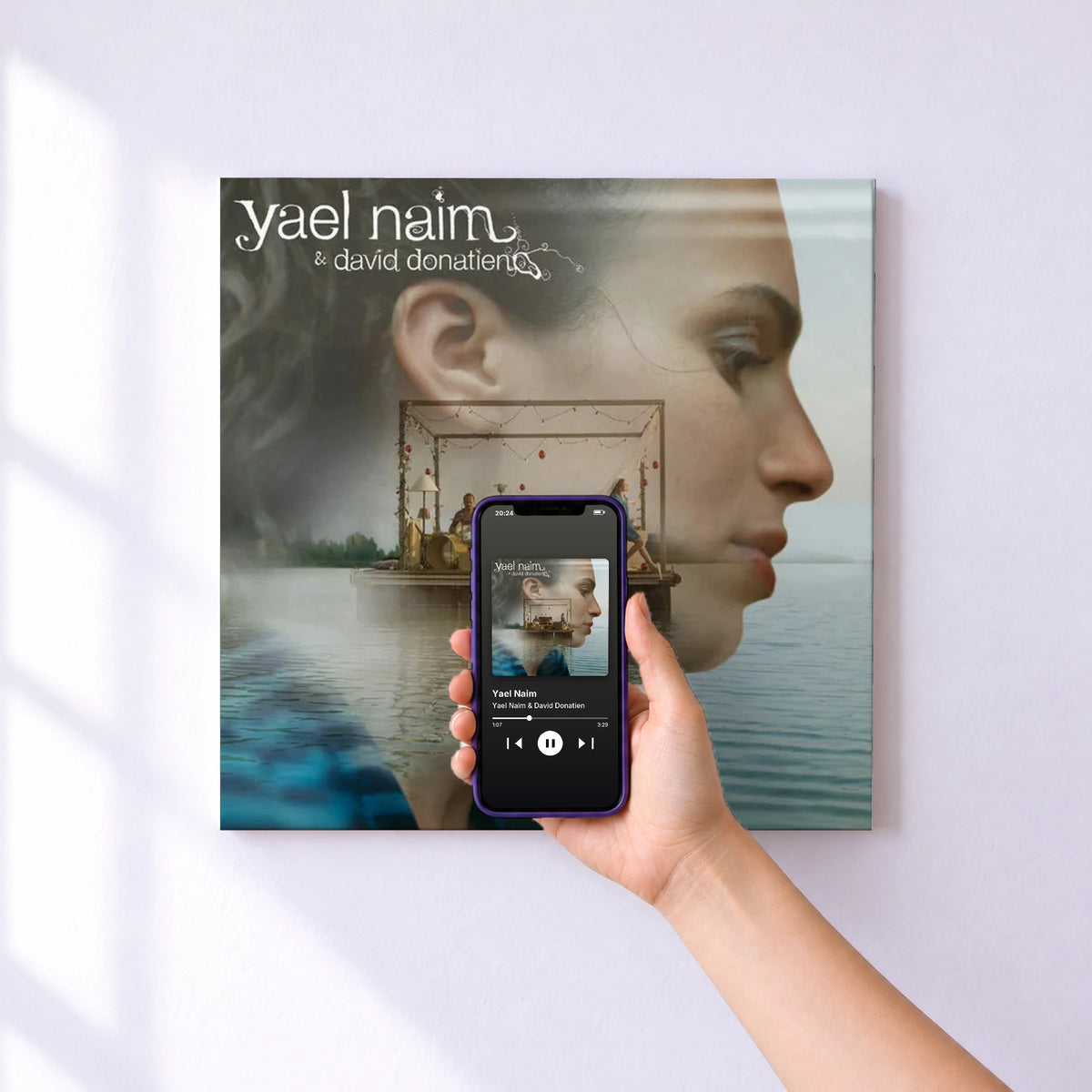 Affiche connectée Yael Naim de Yael Naim & David Donatien au mur : l'album se lance en approchant le téléphone