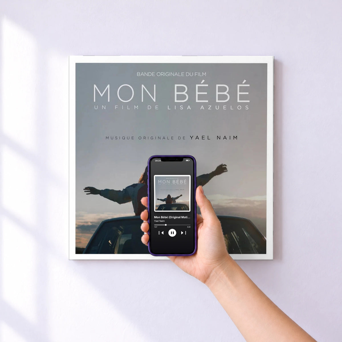Affiche connectée Mon Bébé (Original Motion Picture Soundtrack) de Yael Naim au mur : l'album se lance en approchant le téléphone