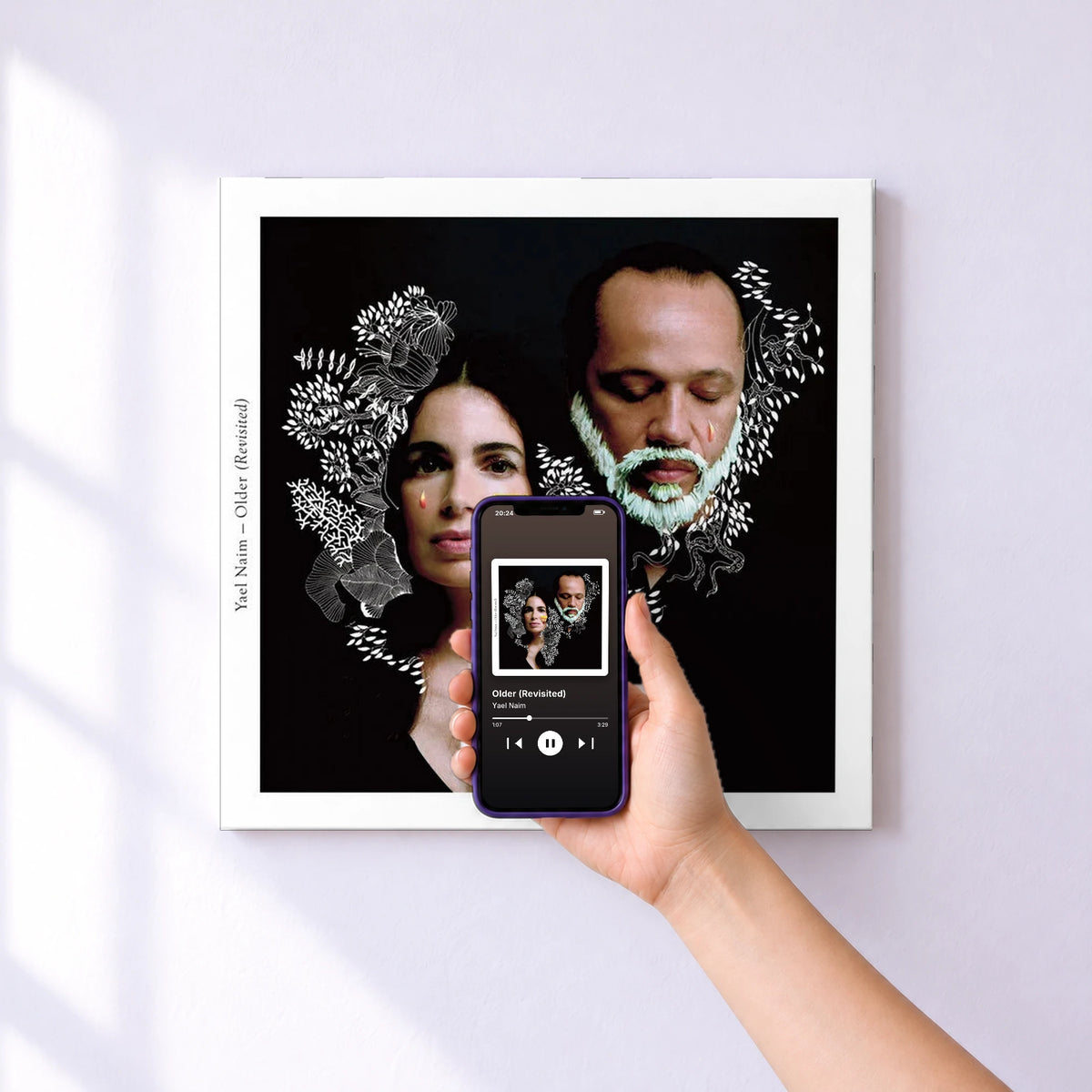 Affiche connectée Older (Revisited) de Yael Naim au mur : l'album se lance en approchant le téléphone
