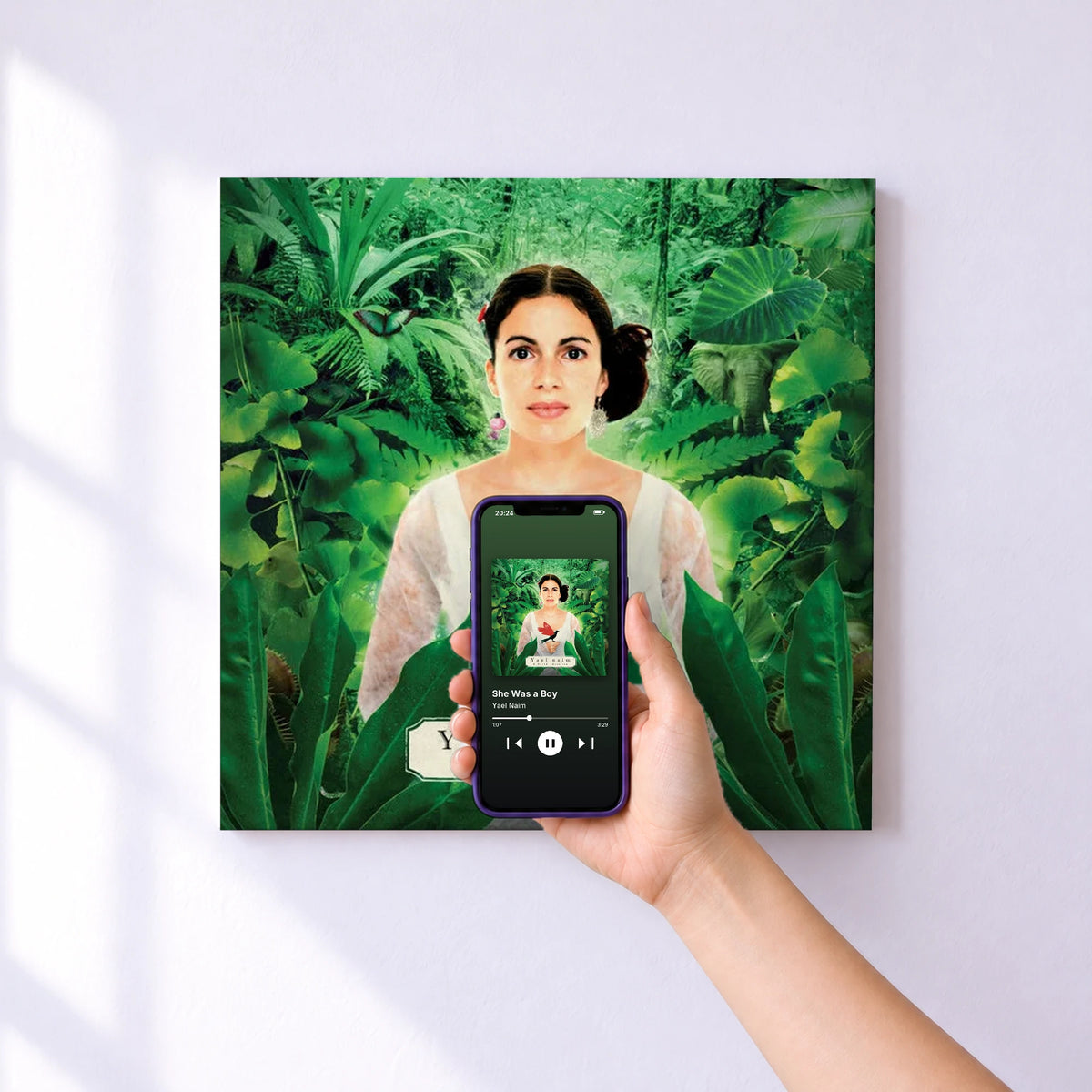 Affiche connectée She Was a Boy de Yael Naim au mur : l'album se lance en approchant le téléphone