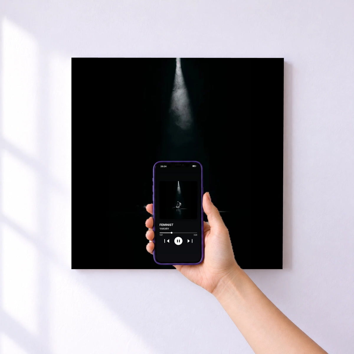 Affiche connectée FEMINIST de YAKARY au mur : l'album se lance en approchant le téléphone