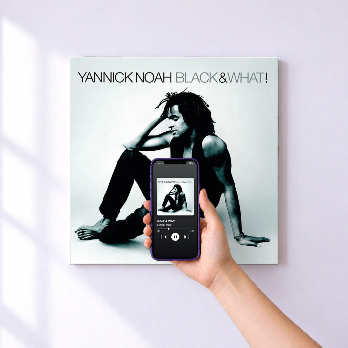 Affiche connectée Black & What! de Yannick Noah au mur : l'album se lance en approchant le téléphone