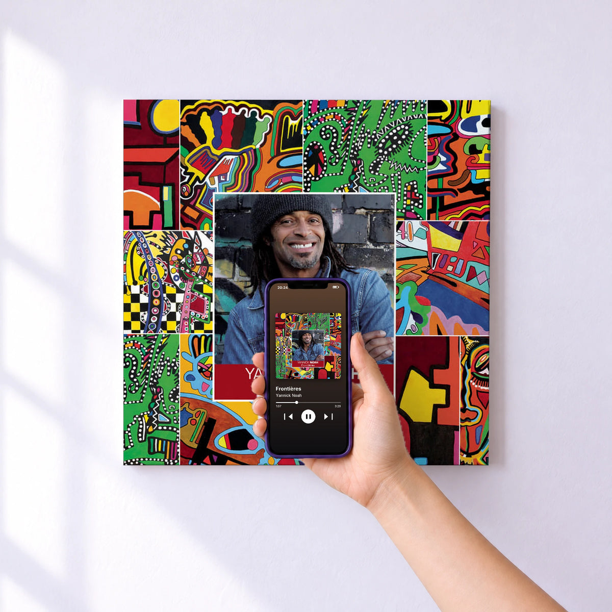 Affiche connectée Frontières de Yannick Noah au mur : l'album se lance en approchant le téléphone