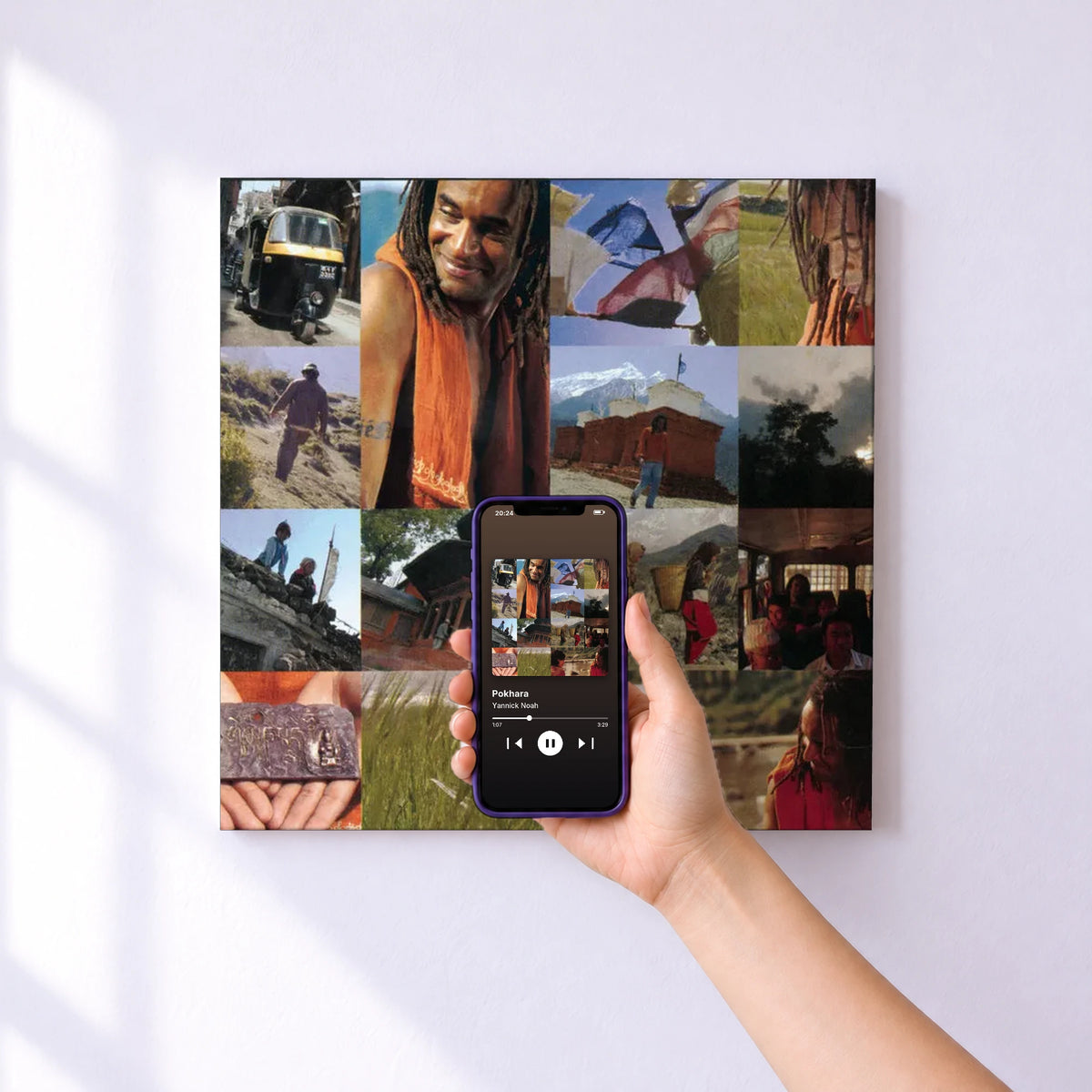 Affiche connectée Pokhara de Yannick Noah au mur : l'album se lance en approchant le téléphone