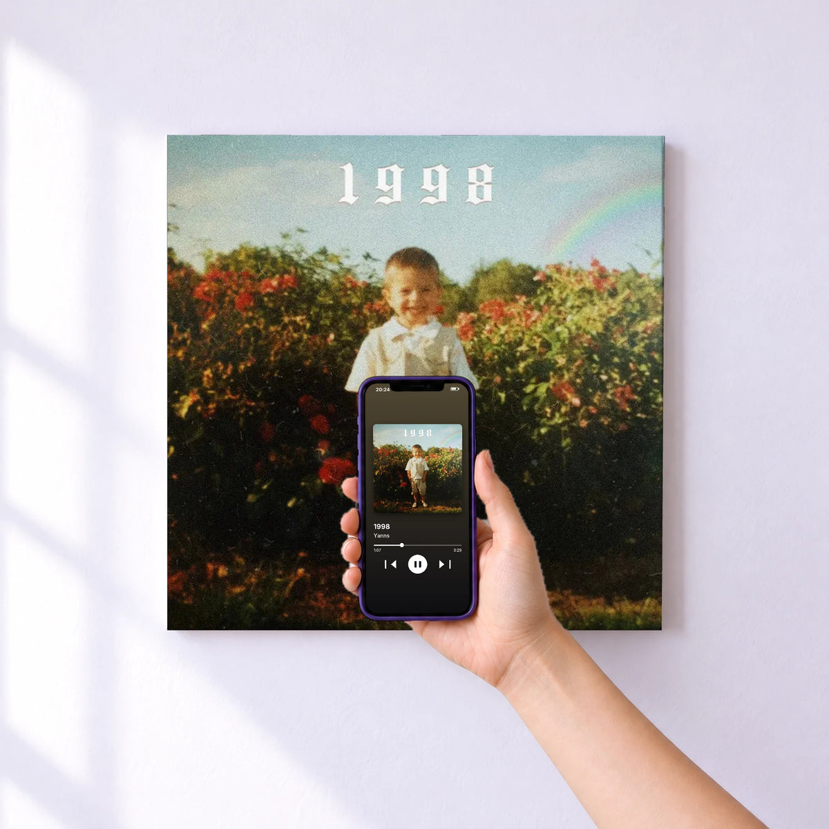 Affiche connectée 1998 de Yanns au mur : l'album se lance en approchant le téléphone
