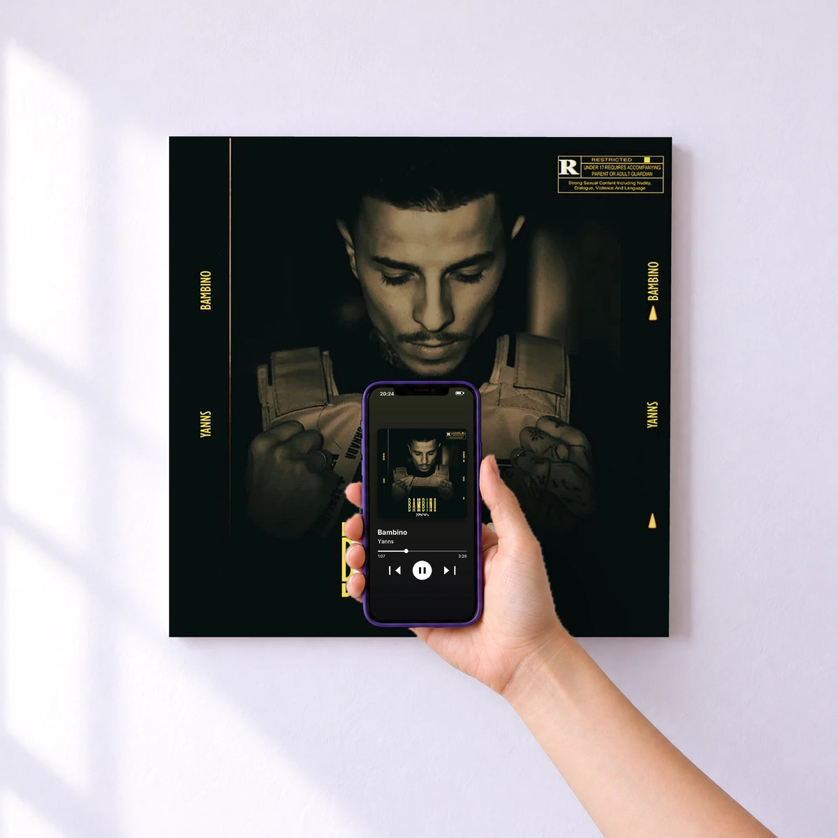 Affiche connectée Bambino de Yanns au mur : l'album se lance en approchant le téléphone