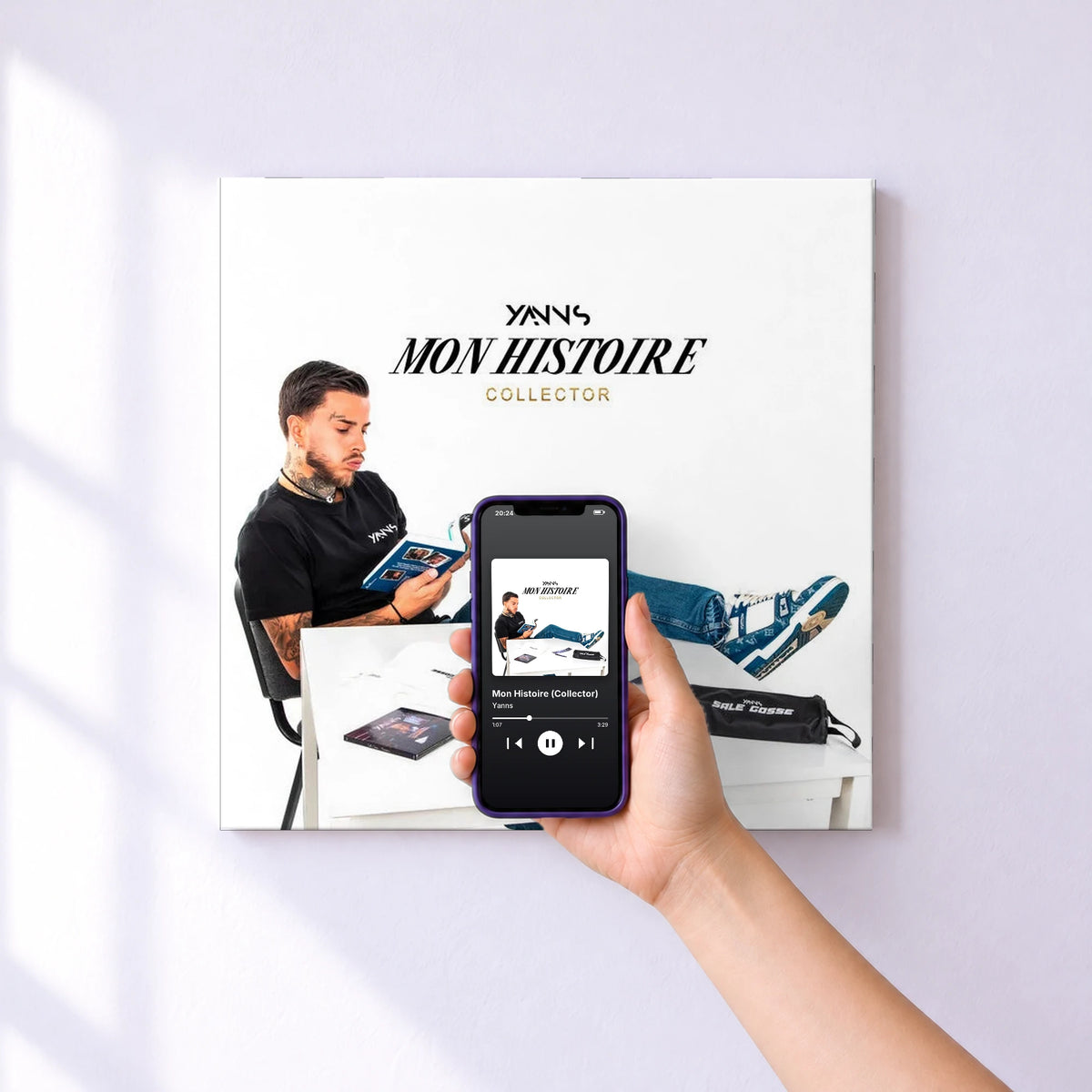 Affiche connectée Mon Histoire (Collector) de Yanns au mur : l'album se lance en approchant le téléphone