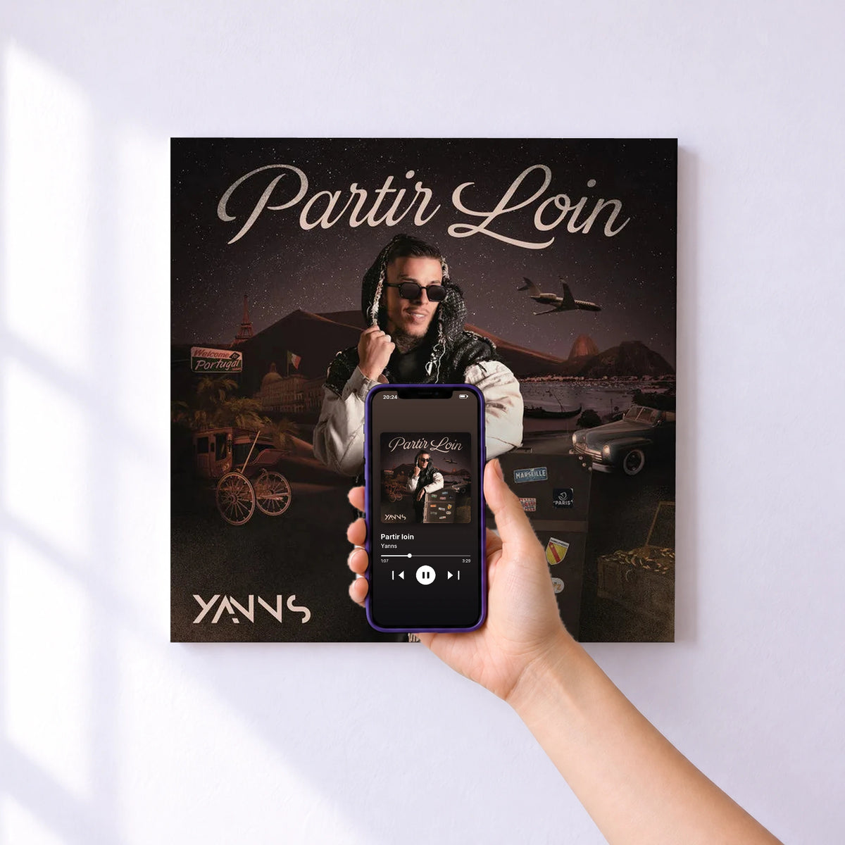Affiche connectée Partir loin de Yanns au mur : l'album se lance en approchant le téléphone
