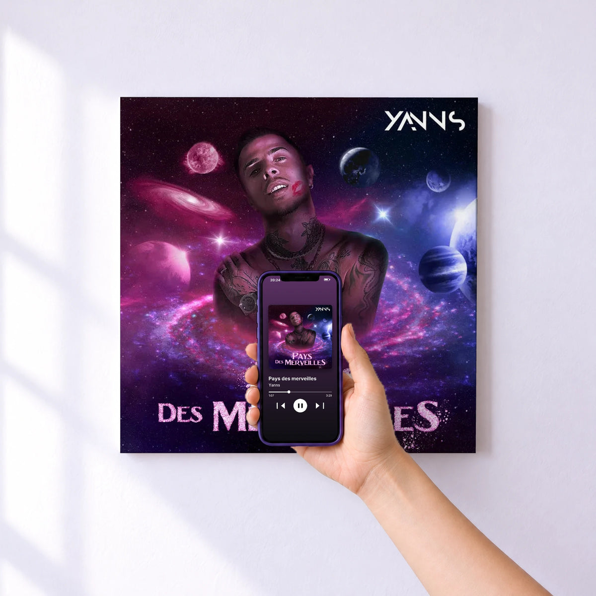 Affiche connectée Pays des merveilles de Yanns au mur : l'album se lance en approchant le téléphone