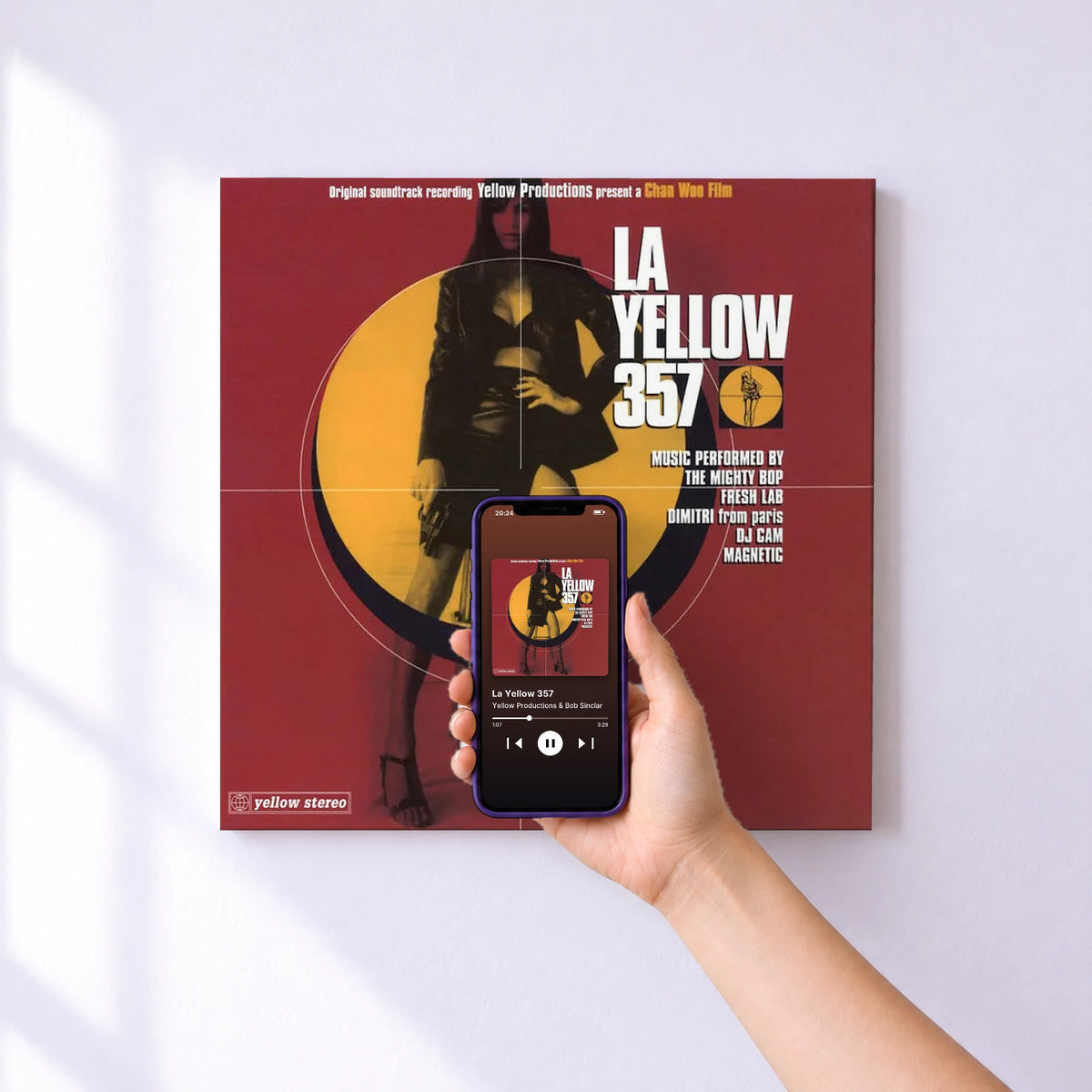 Affiche connectée La Yellow 357 de Yellow Productions & Bob Sinclar au mur : l'album se lance en approchant le téléphone