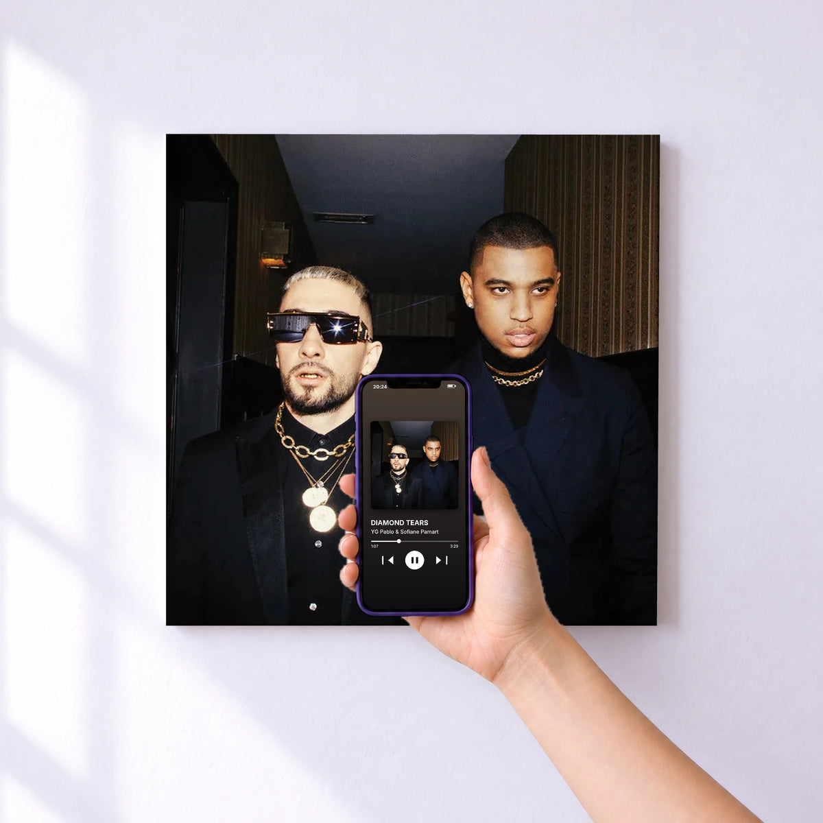 Affiche connectée DIAMOND TEARS de YG Pablo & Sofiane Pamart au mur : l'album se lance en approchant le téléphone