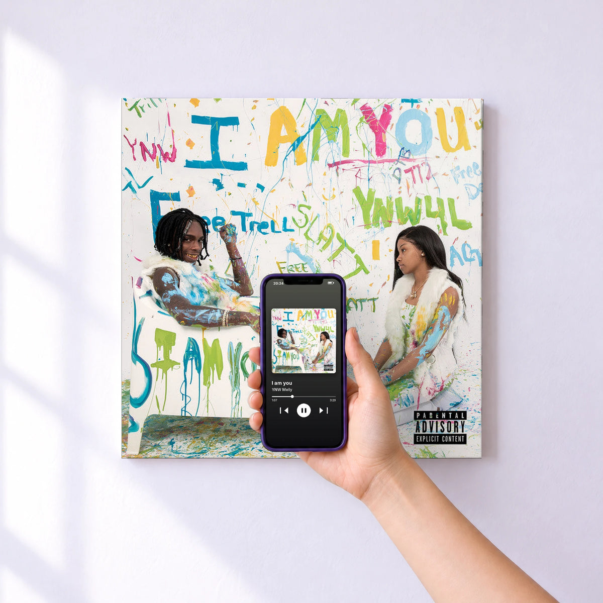 Affiche connectée I am you de YNW Melly au mur : l'album se lance en approchant le téléphone