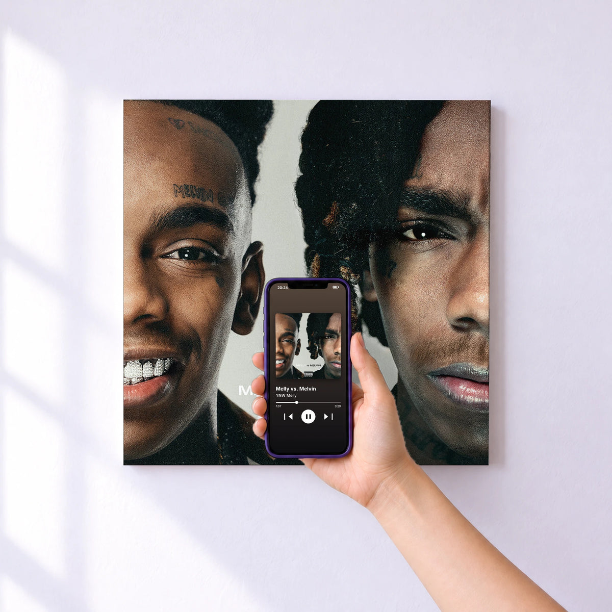 Affiche connectée Melly vs. Melvin de YNW Melly au mur : l'album se lance en approchant le téléphone