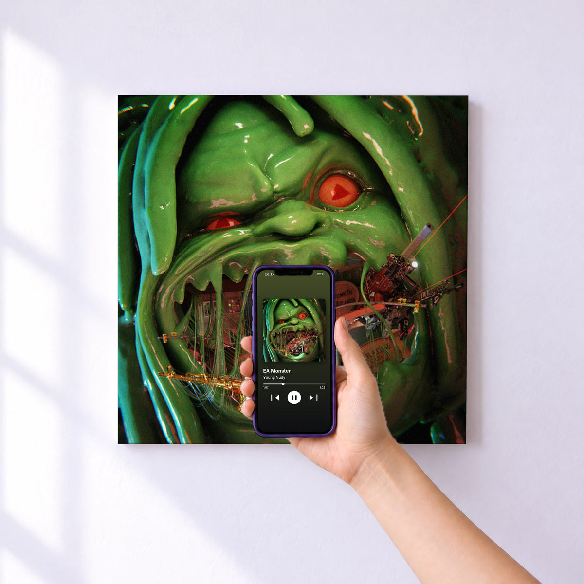 Affiche connectée EA Monster de Young Nudy au mur : l'album se lance en approchant le téléphone