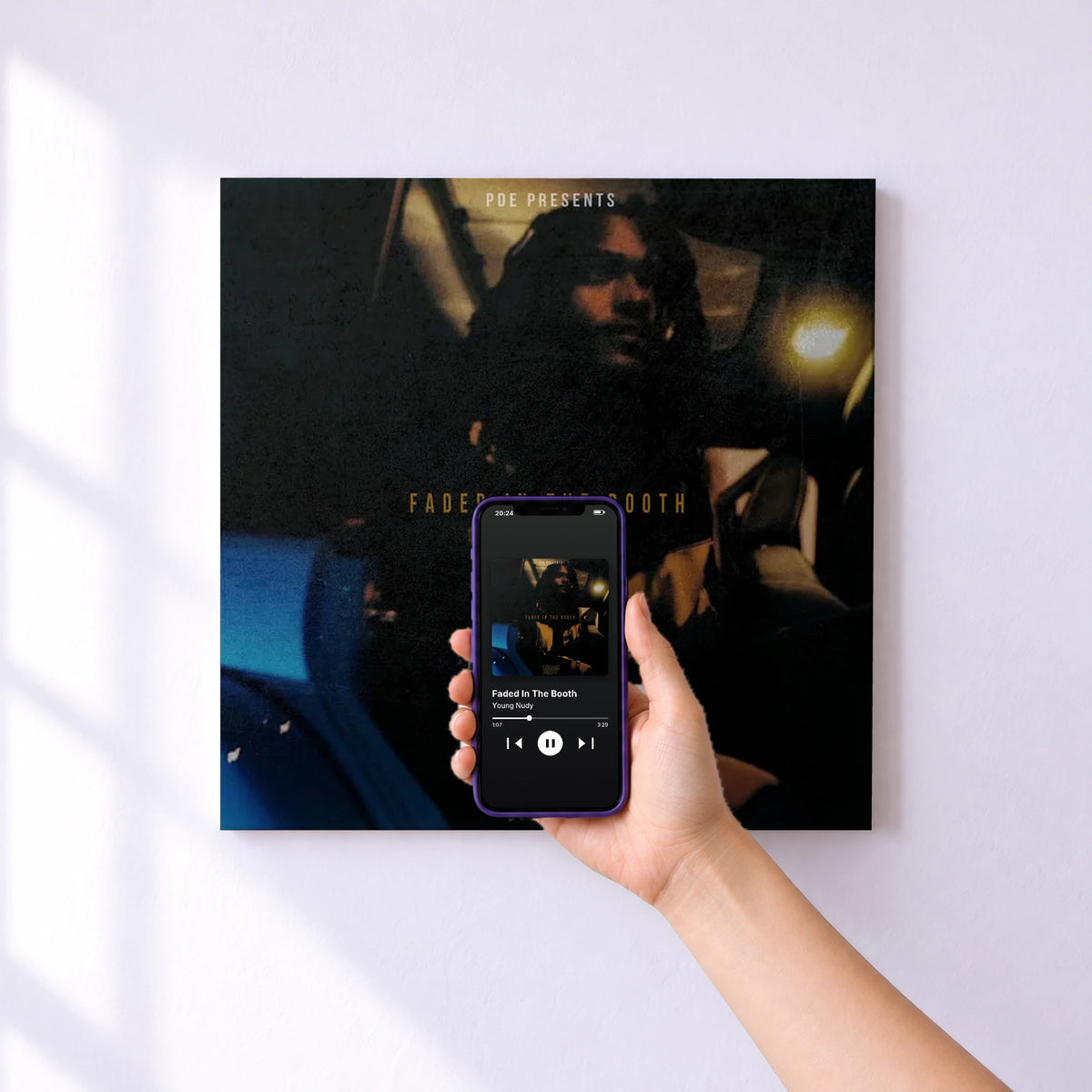 Affiche connectée Faded In The Booth de Young Nudy au mur : l'album se lance en approchant le téléphone