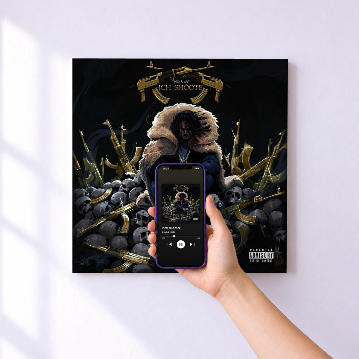 Affiche connectée Rich Shooter de Young Nudy au mur : l'album se lance en approchant le téléphone
