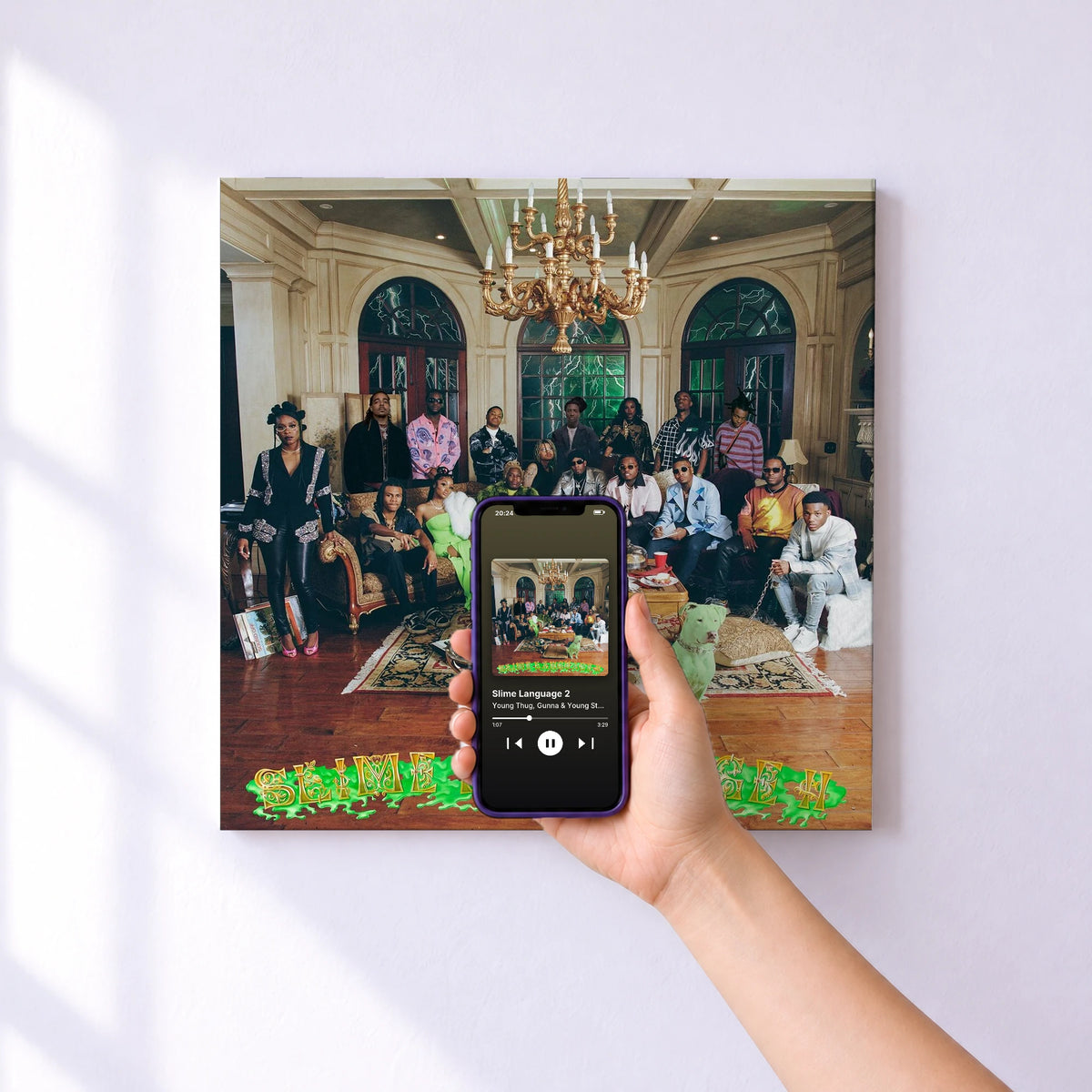 Affiche connectée Slime Language 2 de Young Thug, Gunna & Young Stoner Life au mur : l'album se lance en approchant le téléphone