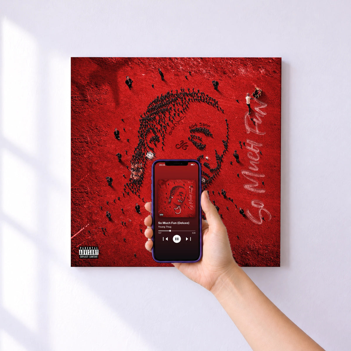 Affiche connectée So Much Fun (Deluxe) de Young Thug au mur : l'album se lance en approchant le téléphone
