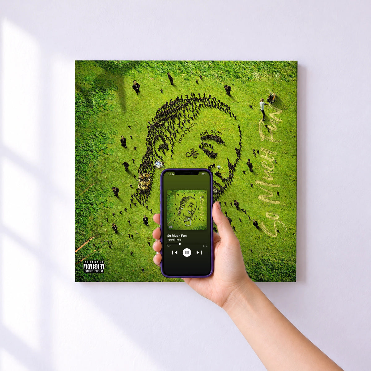 Affiche connectée So Much Fun de Young Thug au mur : l'album se lance en approchant le téléphone