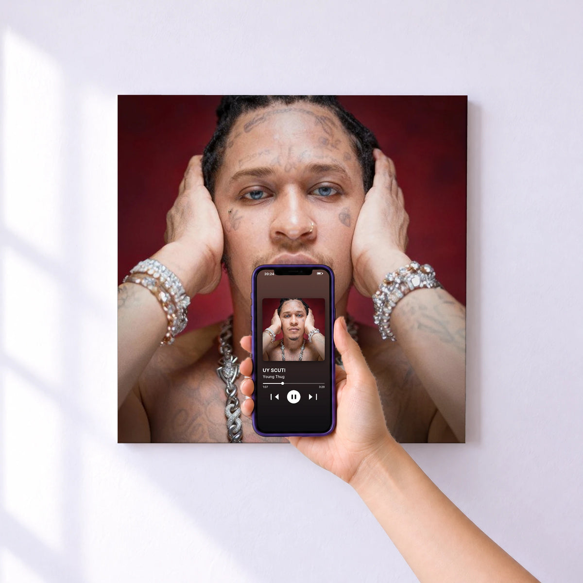 Affiche connectée UY SCUTI de Young Thug au mur : l'album se lance en approchant le téléphone