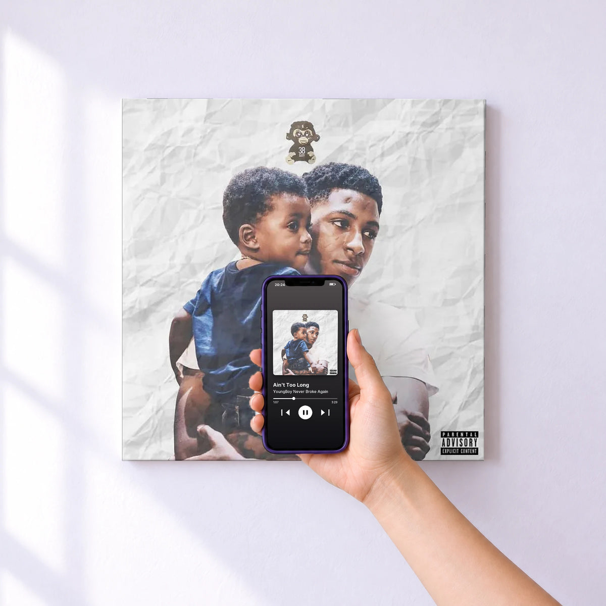 Affiche connectée Ain't Too Long de YoungBoy Never Broke Again au mur : l'album se lance en approchant le téléphone