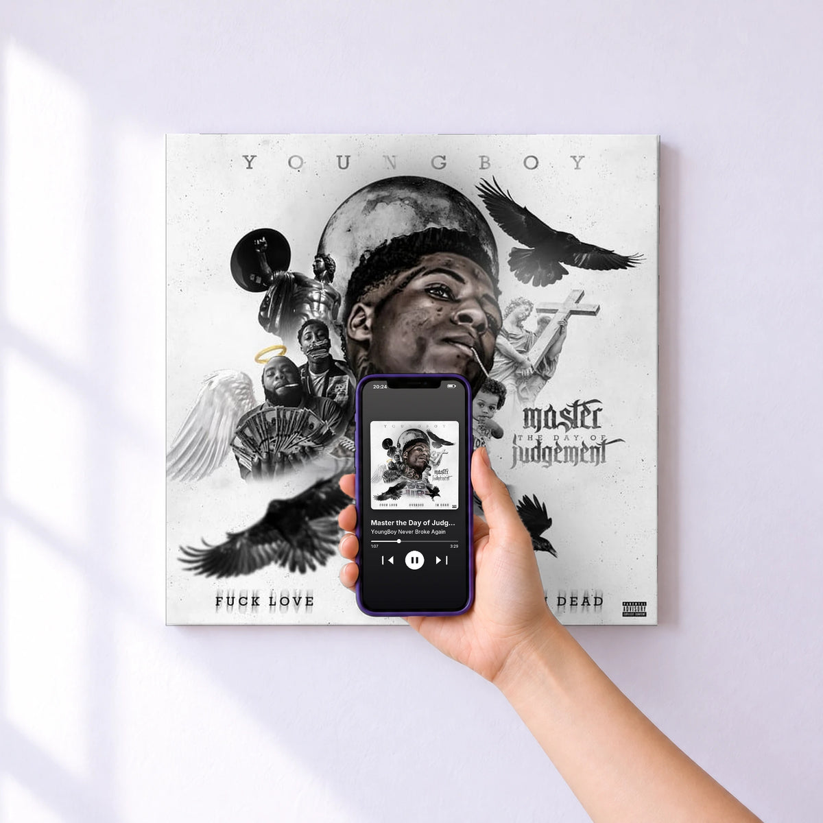 Affiche connectée Master the Day of Judgement de YoungBoy Never Broke Again au mur : l'album se lance en approchant le téléphone