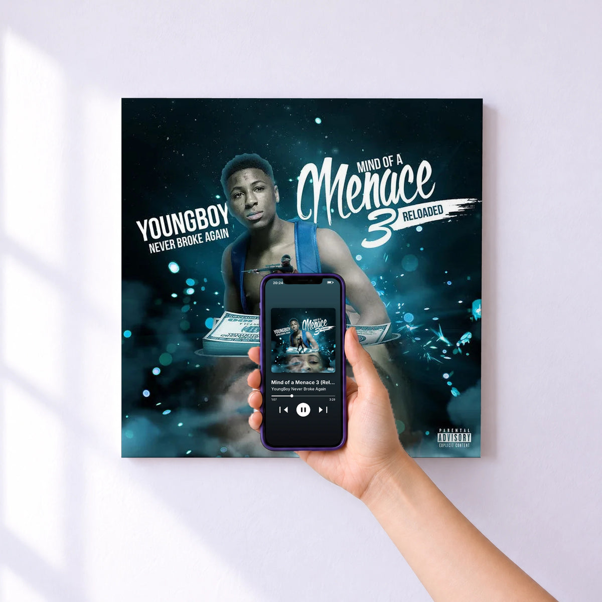 Affiche connectée Mind of a Menace 3 (Reloaded) de YoungBoy Never Broke Again au mur : l'album se lance en approchant le téléphone