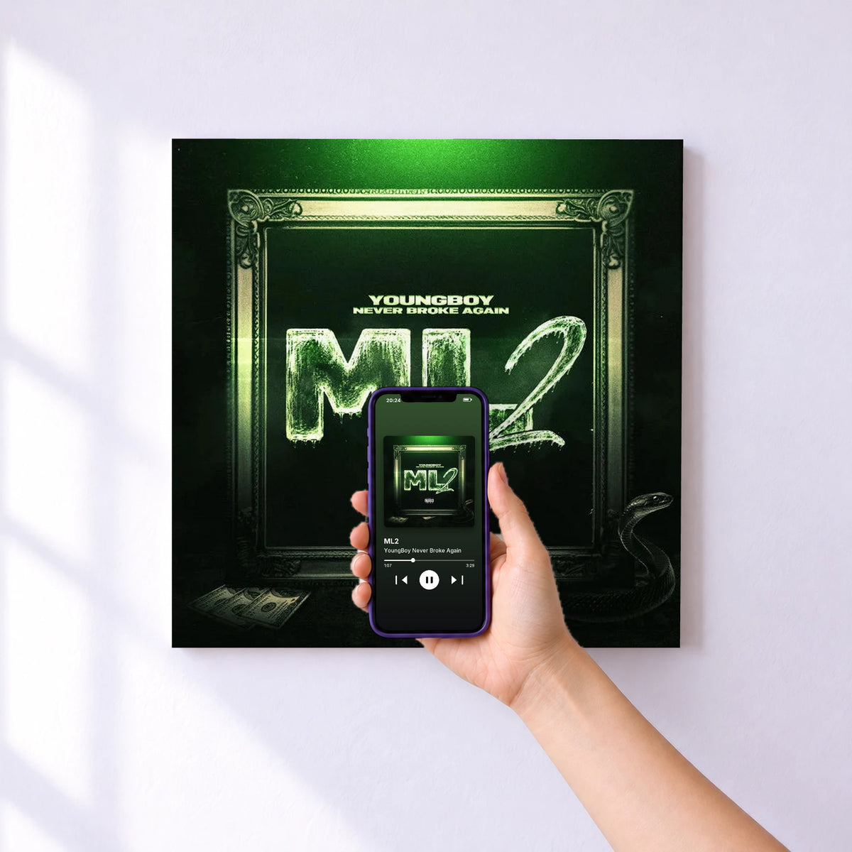 Affiche connectée ML2 de YoungBoy Never Broke Again au mur : l'album se lance en approchant le téléphone