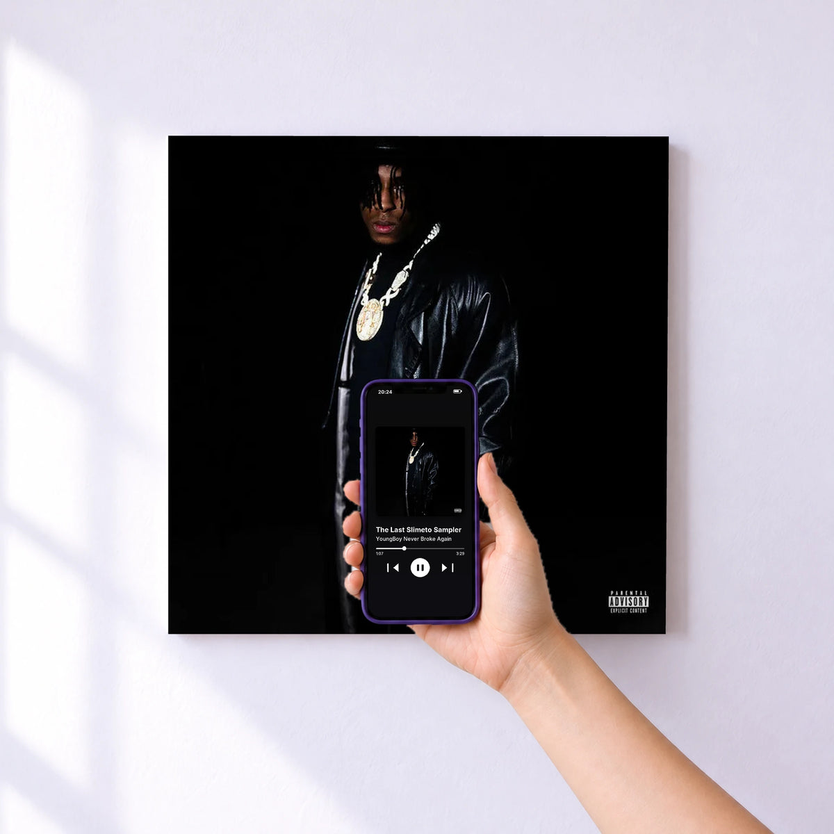 Affiche connectée The Last Slimeto Sampler de YoungBoy Never Broke Again au mur : l'album se lance en approchant le téléphone